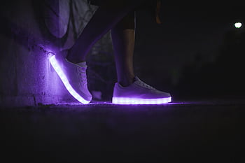 LEDスニーカー、 白いスニーカー、 輝く靴、 ロートップスニーカー、 都会の夜のシーン、 照らされた靴、 夜の写真、 LEDライト、 ファッションフットウェア、 ストリートスタイル、 暗いシーン