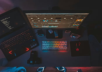 számítógép beállítása, kettős monitorok, szivárványvilágítású billentyűzet, szerkesztő szoftver, technikai rajongók, kortárs munkaterület, játék billentyűzet, íróasztal beállítás, Szakmai munkaterület, műszaki munkaterület, számítógép asztal