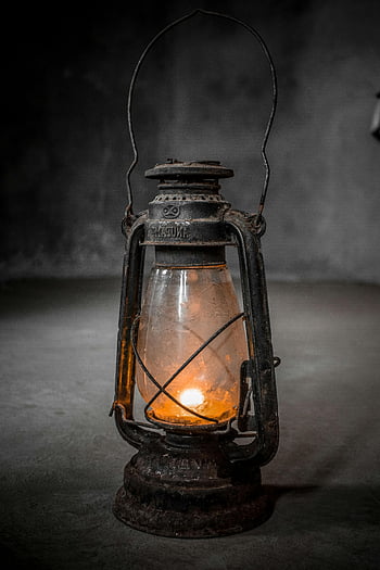 lanterne antique, lanterne noire et marron, bougie illuminée, charme vintage, sombre, éclairage rustique, éclairage vintage, éclairage antique, décor rustique, décor vintage, décor antique