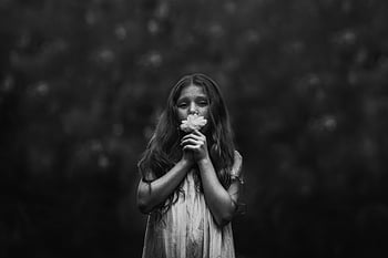 fotografie ve stupních šedi, Dívka čichá květina, černobílý portrét, mladá dívka, hospodářství květina, nevinnost, krása, Monochromatický obrázek, dítě s květinou, přírodní scéna, venkovní fotografie