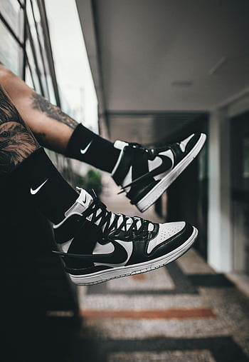 Nike Dunk High, scarpe retrò, Calzini Nike neri, sneaker in bianco e nero, scarpe da ginnastica alte, nike logo, Ambiente urbano moderno, Sneaker alla moda, moda urbana, stile di strada, Calzature Nike
