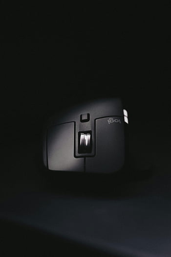 mouse komputer hitam, foto close-up, tikus ergonomis, roda gulir, latar belakang gelap, mouse logitech, aksesori komputer, tikus hitam, gambar resolusi tinggi, produk teknologi, peralatan Kantor