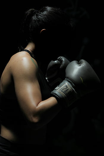 Woman Boxer, boxovací rukavice, boxerka, síla, odhodlání, Tmavé nastavení, mocný obrázek, box, sport, zdatnost, výcvik