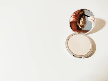 kompaktes Pulver, weiße Oberfläche, Make-up-Anwendung, Taschenspiegel, Nahansicht, heller Hintergrund, Frau mit Make -up, Beauty-Produkt, Make-up Pinsel, Schönheitsroutine, Hautpflege