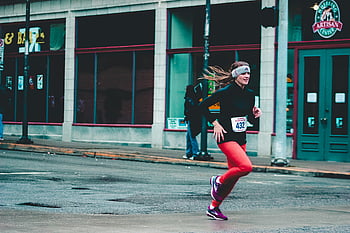 žena běží, červené kalhoty, černý top, Městský maraton, sportovní oblečení, zdatnost, odhodlání, Urban Run, atletka, Účastník rasy, ulice běží
