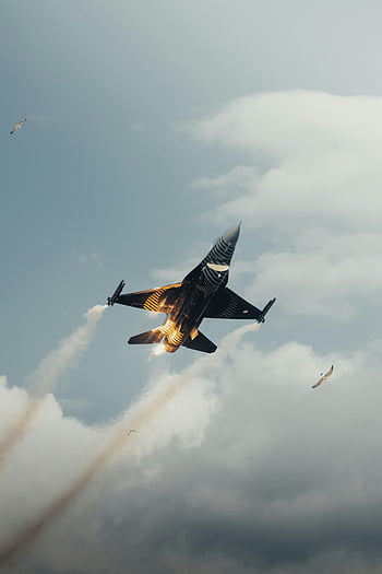 f-16, SoloTurki, jet tempur, aerobatik, pertunjukan udara, jalur asap, langit mendung, pesawat militer, kinerja jet, penerbangan, tampilan udara
