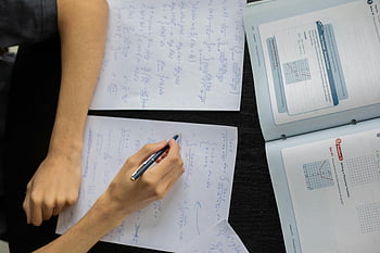 Studium studenta, matematické rovnice, řešení matematiky, učebnic, papíry, lavice, pilný student, Psaní na papír, matematické problémy, studijní stůl, vzdělávací materiály