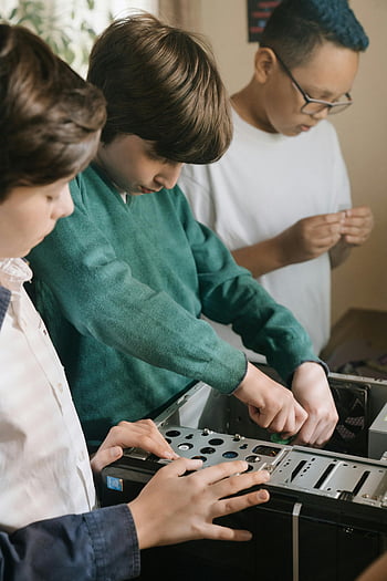děti sestavují počítač, týmová práce, Technologické dovednosti, stolní počítač, vnitřní činnost, Děti pracují společně, sestavení počítače, vzdělávací činnost, Technologické vzdělávání, Praktické učení, Kolaborativní učení