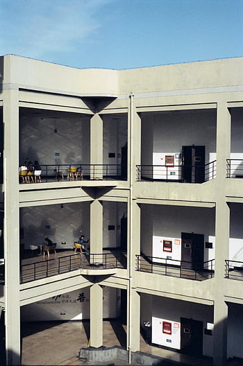 Слънчева сграда, мецанини, градска архитектура, открити пътеки, модерен дизайн, бетонова конструкция, вътрешни пространства, осветяване на дневна светлина, многостепенна сграда, архитектурна фотография, елементи от градския пейзаж