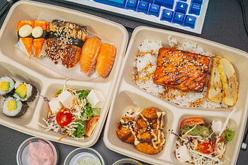 Herkullinen Bento, Japanilainen bento -laatikko, flatlay, sushi, sashimi, lisukkeita, suussa vedenpintainen ateria, kalaruokaa, riisi, vihannekset, teriyaki kanaa