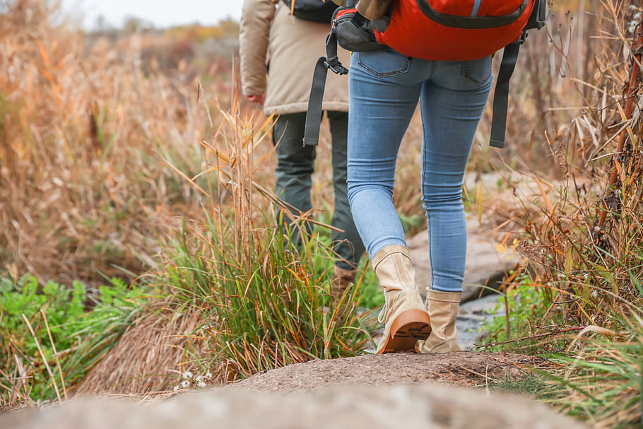 escursioni a piedi, coppia, natura, all'aperto, erba, rocce, stivali, abbigliamento, zaino, campo, Esplorare