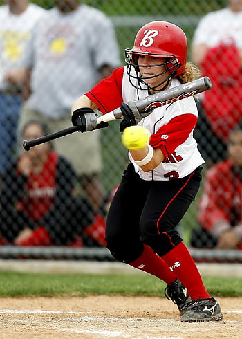 softball player, swinging νυχτερίδα, υπαίθριο παιχνίδι, εστιασμένη γυναίκα, δράση πυροβόλησε, αθλητική στολή, κόκκινο κράνος, μαύρο ρόπαλο, κίτρινη μπάλα, γήπεδο μπέιζμπολ, δράση παιχνιδιού