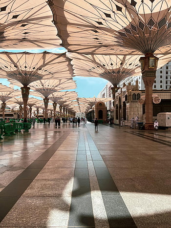 lidí, kteří jdou, chodba, Elegantní architektura, deštníky, mešita, Saudská arábie, moderní styl, kulturní dědictví, architektonický design, kulturní místo, Náboženské místo
