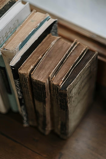 gamle bøker, nærbilde fotografering, slitte bøker, treflate, vertikalt bilde, antikke bøker, vintage bøker, boksamling, nærbilde, gamle bokomslag, Bestill ryggrader