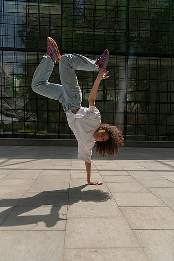 handstand, Μπρέικ ντανς, ενεργητικός χορευτής, λευκή μπλούζα, τζιν παντελονι, Σύγχρονη αστική ρύθμιση, υπαίθριος χορός, απόδοση δρόμου, ακροβατικές δεξιότητες, αστικός χορευτής, δυναμική στάση