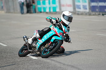 motoros, sportos kerékpáros, motorkerékpár versenyző, városi versenypálya, fordulatba dőlve, jártasság, sebesség, dinamikus lövés, verseny, motorkerékpár, sisak