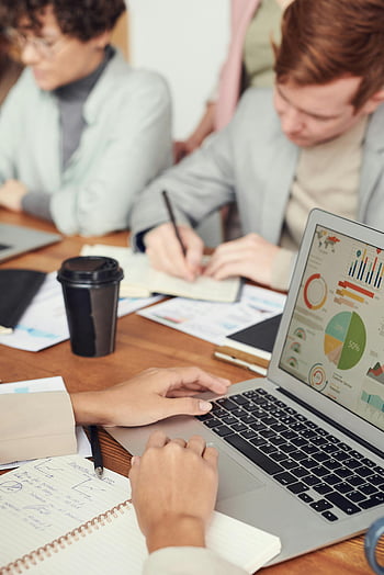 kantooromgeving, Professionals die werken, data-analyse, laptop, grafieken, samenspel, zakelijke bijeenkomst, werk samenwerking, bureau, koffiekop