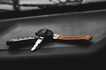 klíče od auta, černý povrch, kožená klíčenka, vysoký kontrast, Umělecký výstřel, klíčenka, černé pozadí, klíč, kůže, peugeot