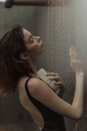 žena sprchování, venkovní sprcha, Mladá žena, plavky, relaxace, padající voda, detailní fotografie, Mokré vlasy, klidný okamžik, přirozené světlo, kapky vody