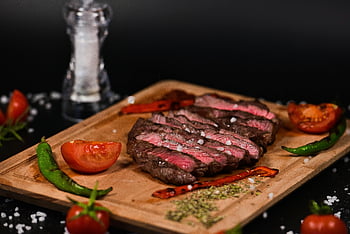 nakrájený steak, dřevěné prkénko, grilovaný steak, rajčata, zelené chilli papričky, Prezentace steaků, fotografování potravin, masové jídlo, dřevěná deska, Steak talíř, grilované maso