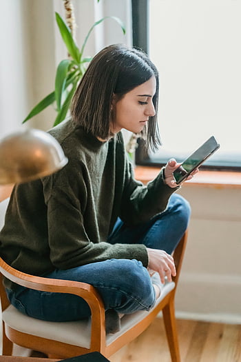 νέα γυναίκα, smartphone, εστιασμένη, μέσα, σύγχρονο τρόπο ζωής, κάθονται στην καρέκλα, εθνοτική κυρία, μηνυμάτων, Casual ντύσιμο, σπιτική ρύθμιση, χαλαρή στάση