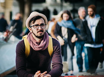 muž, stylový, trendy outfit, rušná města ulice, lidé v pozadí, během dne, Chodící pár, městské scény, móda, pouliční styl, městský život