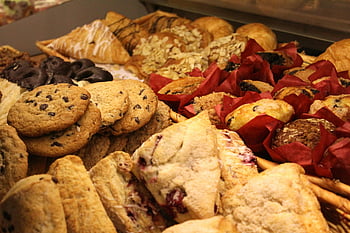 biscotti, muffin, pasticcini, prodotti da forno, prima colazione, spuntino, biscotti al cioccolato, pasticcini assortiti, panetti, Cornetti, foto selettiva