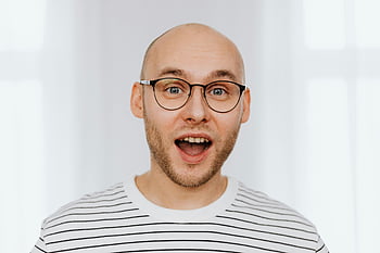 förvånad, skallig man, glasögon, randig tröja, inomhusfoto, förvånad uttryck, man med glasögon, kala med glasögon, inomhus porträtt, förvånad reaktion, man inomhus