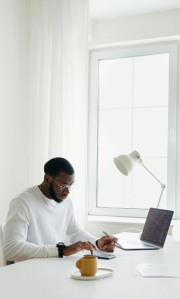 eksternt arbeid, hjemmekontor, Moderne arbeidsområde, Bruk av bærbar datamaskin, produktivt, naturlig lys, rent kontor, minimalistisk design, jobbe hjemmefra, engasjert, profesjonell