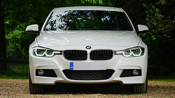 auto bianca in bmw, macchina di lusso, griglia di spicco, design elegante, Fai moderni fari, ambientazione esterna, macchina bianca, bmw veicolo, macchina elegante, design automobilistico, Auto esterno