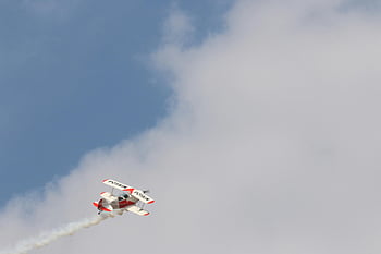 biplano, bianco e rosso, aereo acrobatico, acrobazie, piste di fumo, cielo blu, nuvole, Giornata bianca nuvolosa, piccolo aereo, prestazione, aviazione