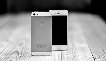 srebrny iphone 5s, czarny i biały, zbliżenie, smartfony, drewniany stół, nowoczesna technologia, jabłko, iPhone, technologia, pomysłowość, monochromia