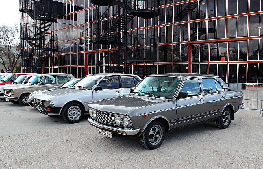 Klasický Madrid, 2023, veteránů, Sedadlo 132, Peugeot 505, Sedadlo 124, parkoviště, návštěvníků, klasická vozidla, 1977, 1984