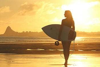žena hospodářství Surf, pláž při západu slunce, zlaté nebe, silueta ženy, Silueta surfovací desky, pláž západ slunce, Shoreline Sunset, žena na pláži, Surfboard při západu slunce, pláž silueta, surfování západ slunce