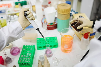 ilmuwan, laboratorium, percobaan, bahan kimia, alat, lab modern, tabung reaksi, gelas kimia, pipet, sarung tangan, Jas laboratorium