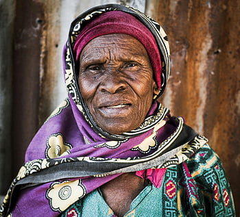 kvinde, Galvaniseret stål, senior kvinde, Levende hovedtørklæde, visdom, modstandskraft, nærbillede portræt, afrikansk kvinde, traditionelle tøj, udendørs indstilling, Ældre skønhed