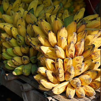 modne bananer, gule bananer, grønne bananer, udendørs marked, Friske bananer, træbord, markedsbod, Nærbananer, banankroppe, bananvisning, Udendørs markedsbås