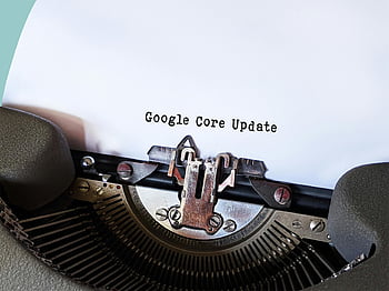 aktualizace jádra Googlu, psací stroj, detailní záběr, proces psaní, digitální pokrok, bílý papír, retro technologie, aktualizace vyhledávače, online algoritmus, analogové psaní, vintage psací stroj