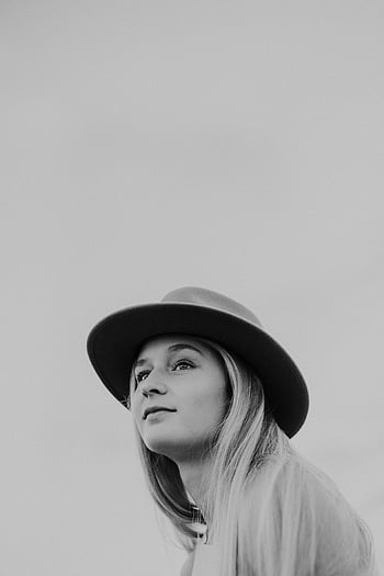 fotografie ve stupních šedi, žena, fedora klobouk, při pohledu do dálky, Černý a bílý, portrét, elegantní, nahoru, černobílý, móda, styl