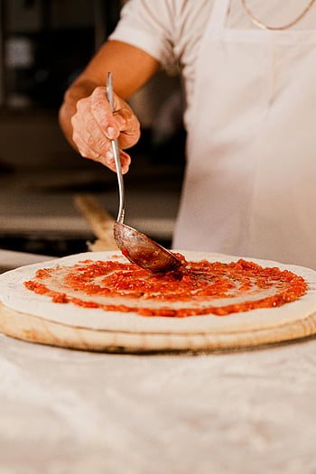 pizza, šéfkuchař, rajčatová omáčka, šíření omáčky, těsto na pizzu, kuchyně, lžíce, vaření, příprava jídla, výroba pizzy, Šéfkuchař v akci