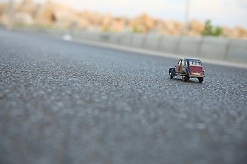 citroen, model odlewany ciśnieniowo, miniaturowy samochód, czerwony i czarny, powierzchnia asfaltu, mały kąt, Szczegółowa miniatura, samochód zabawka, model samochodu, scena plenerowa, staromodny samochód