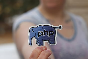 Naklejka słonia PHP, kobieca ręka, Maskotka PHP, niewyraźne tło, Logo PHP, naklejka słoni, Naklejka do trzymania ręki, Programowanie PHP, naklejka na maskotkę, Naklejka do programowania, Słoń PHP