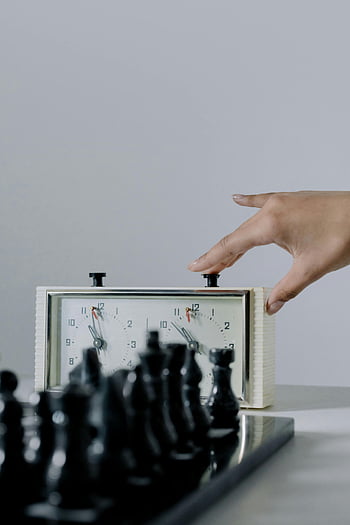 jam catur, menekan tangan, Game yang intens, papan catur, potongan catur, pengatur waktu permainan, Timer Catur, Pertandingan Catur, strategi catur, turnamen catur, pemain catur