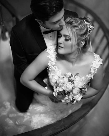 tonuri de gri, femeie în rochie de mireasă, ținând buchetul, flori, Elegant alb -negru, mireasă și mire, îmbrățișare, scară, cuplu de nuntă, Fotografie romantică, buchetul miresei