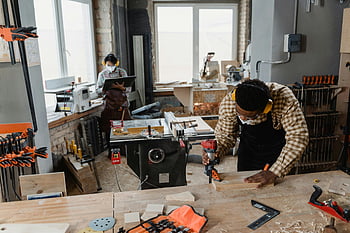 목수, 전동 공구, 목공 워크숍, 안전 장비, 실내 워크숍, 나무 테이블, 일하는 남자, 도구들, 작업대, 숙련공