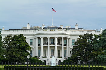 Bílý dům, americká vlajka, kultovní budova, zeleň, čelní pohled, bílý beton, Vlajky nahoře, Washington DC., Prezidentská rezidence, Spojené státy, architektura