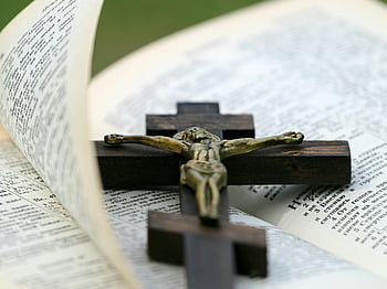 krucifix, bible, mosazný kříž, Tmavý dřevěný kříž, otevřená bible, náboženský symbol, Křesťanská ikona, víra, duchovno, náboženské umění, Svatá kniha