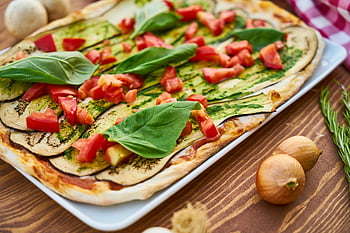 pečený lilek, nakrájená rajčata, špenát, zeleninová pizza, čerstvý lilek, bazalka, zdravé jídlo, vegetariánské jídlo, pizza zálivky, italská kuchyně, Zdravé stravování