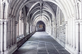Steinkorridor im gotischen Stil, Gewölbebögen, Historisches Gebäude, Gelassene Ansicht, Steinflur, architektonische Details, historische Architektur, Steinbögen, gotische Architektur, Steinkorridor, Historischer Korridor