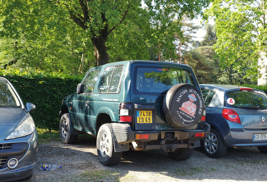 mitsubishi, pajero, suv, zelená, zaparkováno, rezervní kolo, venku, stromy, štěrk, během dne, vozidlo